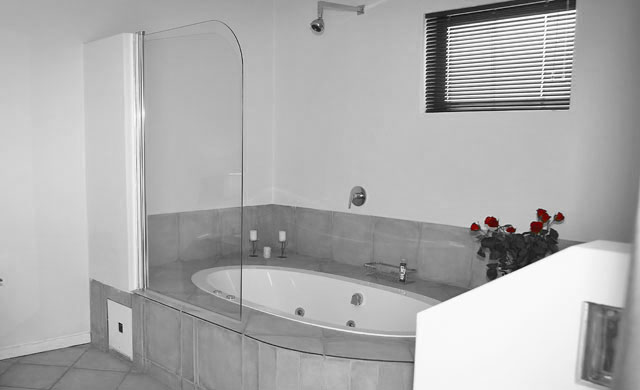 Image of bath from Executive Queen Room at best Middelburg Accommodation at Nguni Country Lodge - choose from Self-Catering,B&B or Room Only - your wish is our command.