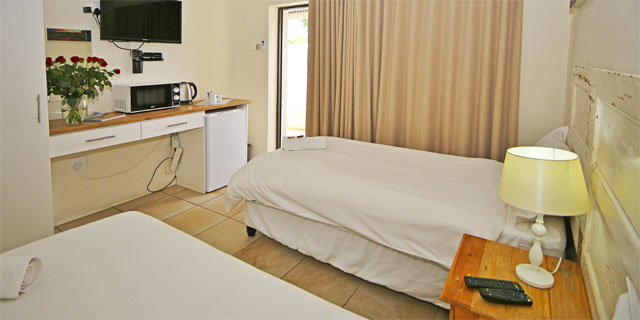 En-suite Room 4 sleeps from 1 to 2 persons in a quality King bed or twin beds. En-suite bathroom with shower.