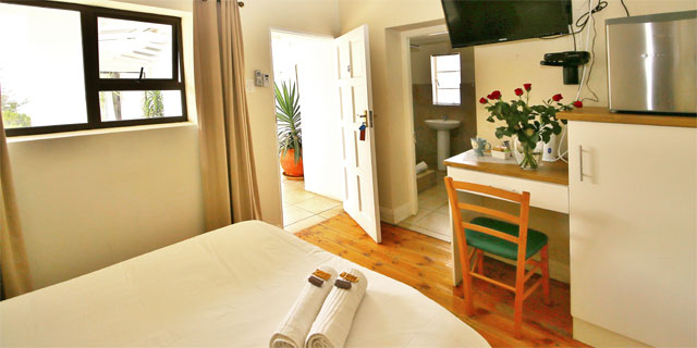 En-suite Rooms 6 sleeps from 1 to 2 persons in a quality Double bed. En-suite bathroom with shower.