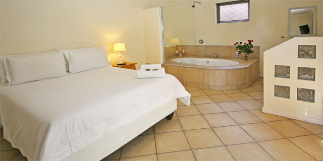 En-suite Room 7 offer Queen bed of high quality, plus a bath/jacuzzi - ideal for honeymooners; sleeps 1 or two persons.